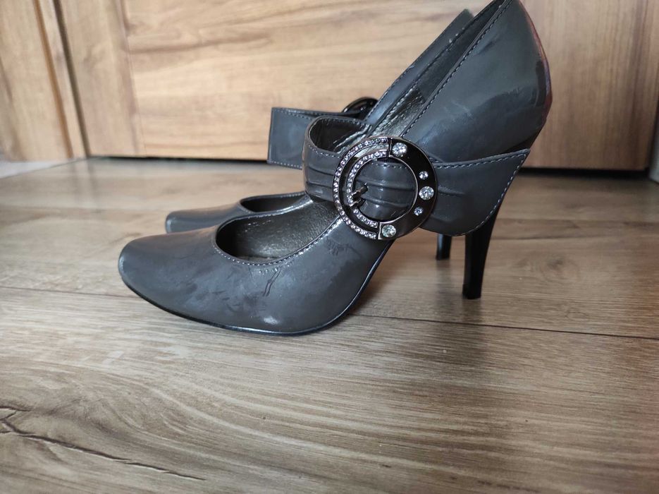 Szare szpilki półbuty z paskiem i zdobną klamrą