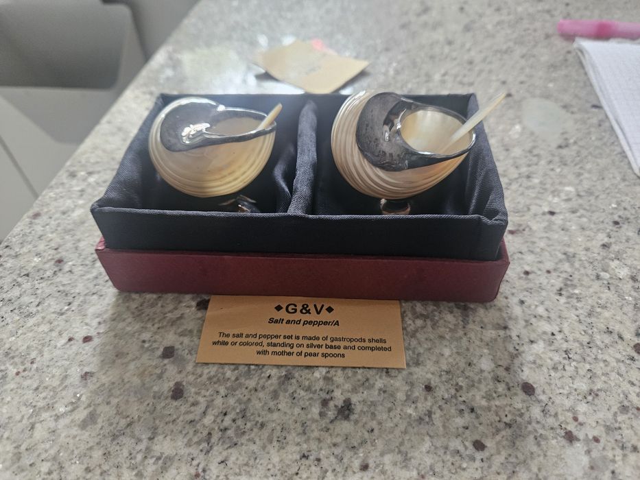 Zestaw sól i pieprz na srebnej stupce