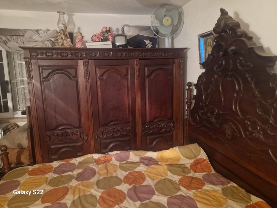 Mobília de quarto com colchão, cama , mesa cabeceira e guarda fatos