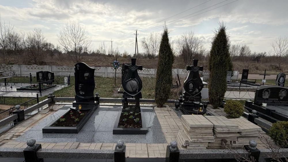 Прибирання на цвинтарі Прибираня на кладовищі Уборка на кладбище Київ