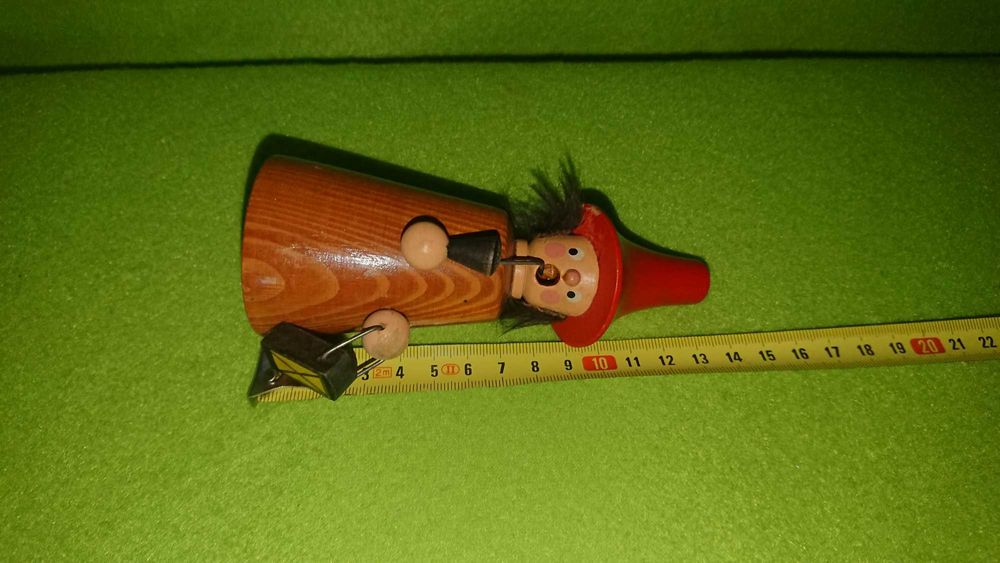Stara drewniana lalka figurka vintage latarnik