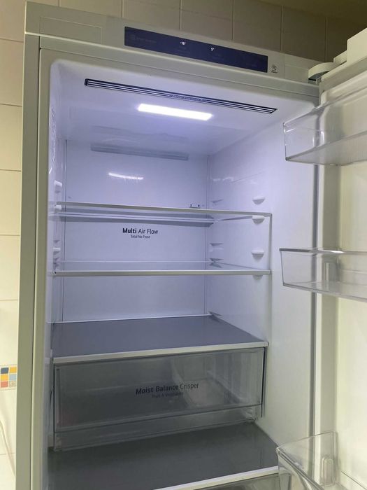 Frigorífico Combinado Usado com 3 anos. Apenas tem um pequeno toque