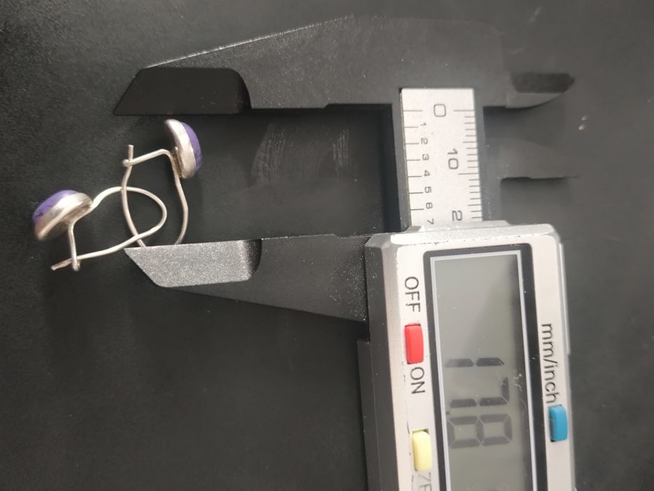 Stare srebrne kolczyki z fioletowym oczkiem. Vintage