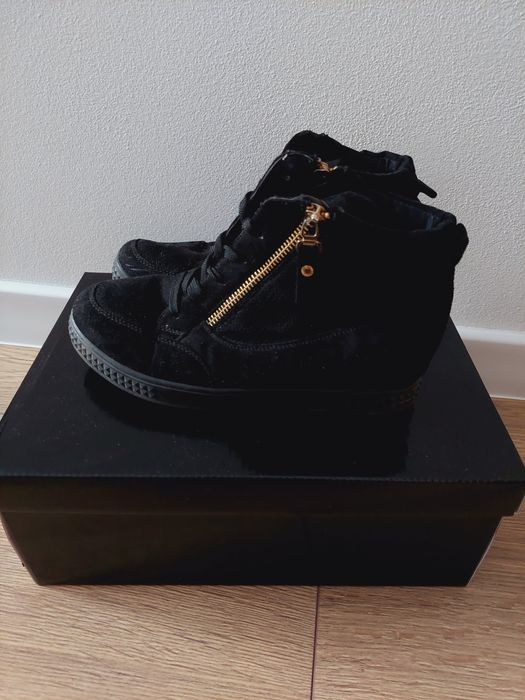 Czarne zamszowe sneakersy botki z zamkami 37 stan bardzo dobry