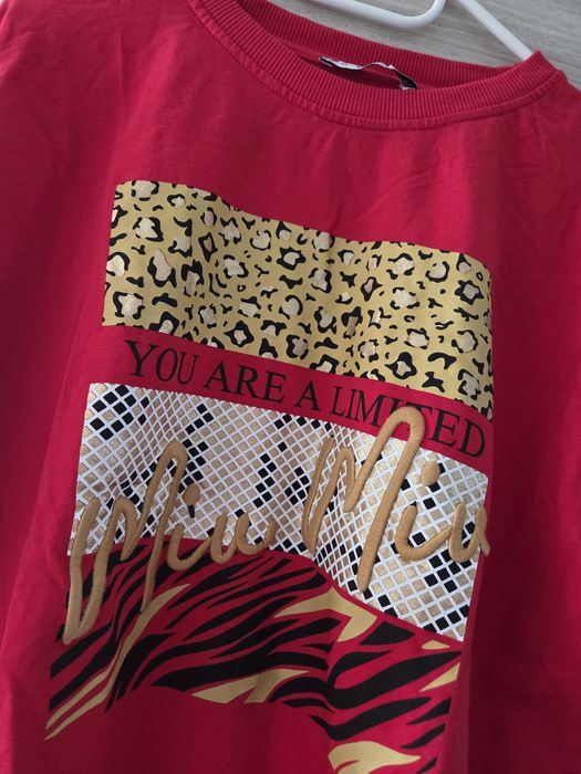Czerwona bluza z nadrukiem