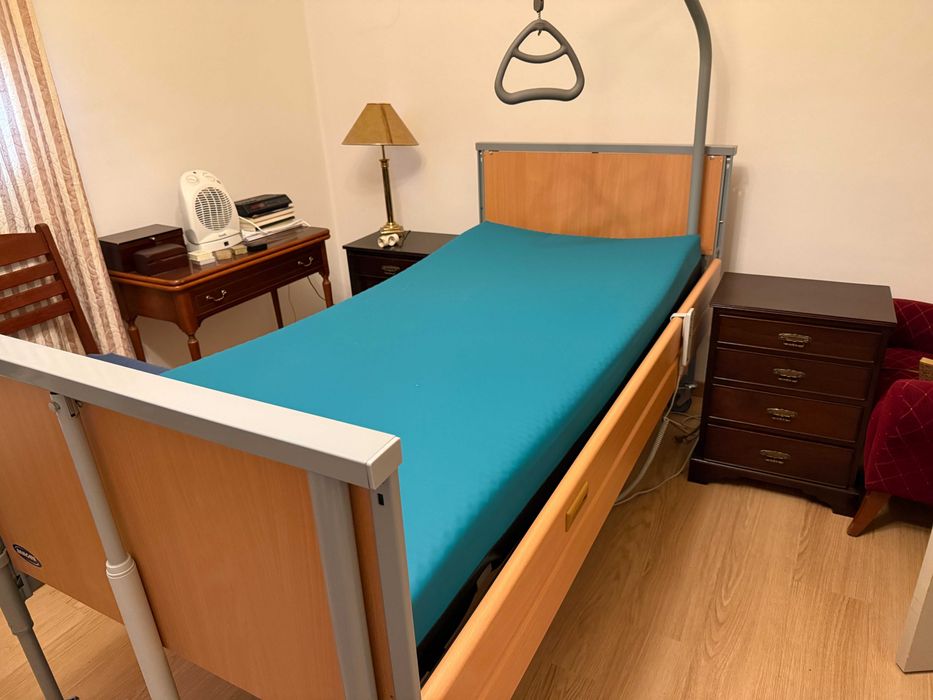Cama articulada com colchão em excelente estado