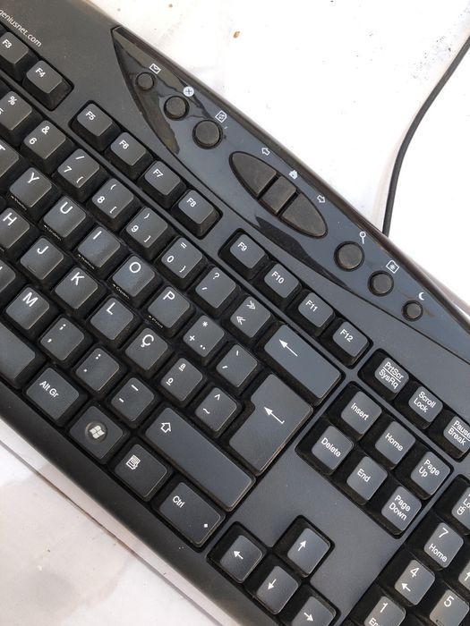 Teclado com entrada antiga