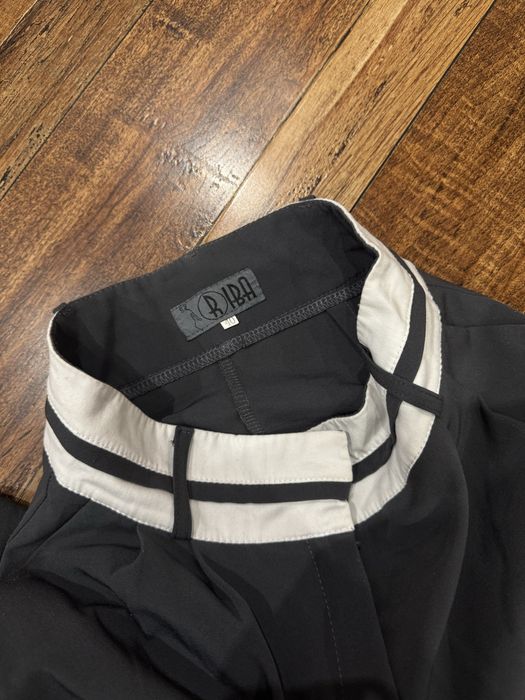 Класичні штани з білим поясом