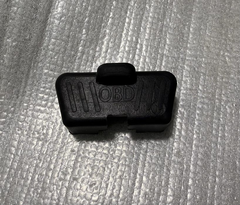 Силиконовая заглушка на OBD разъём автомобиля