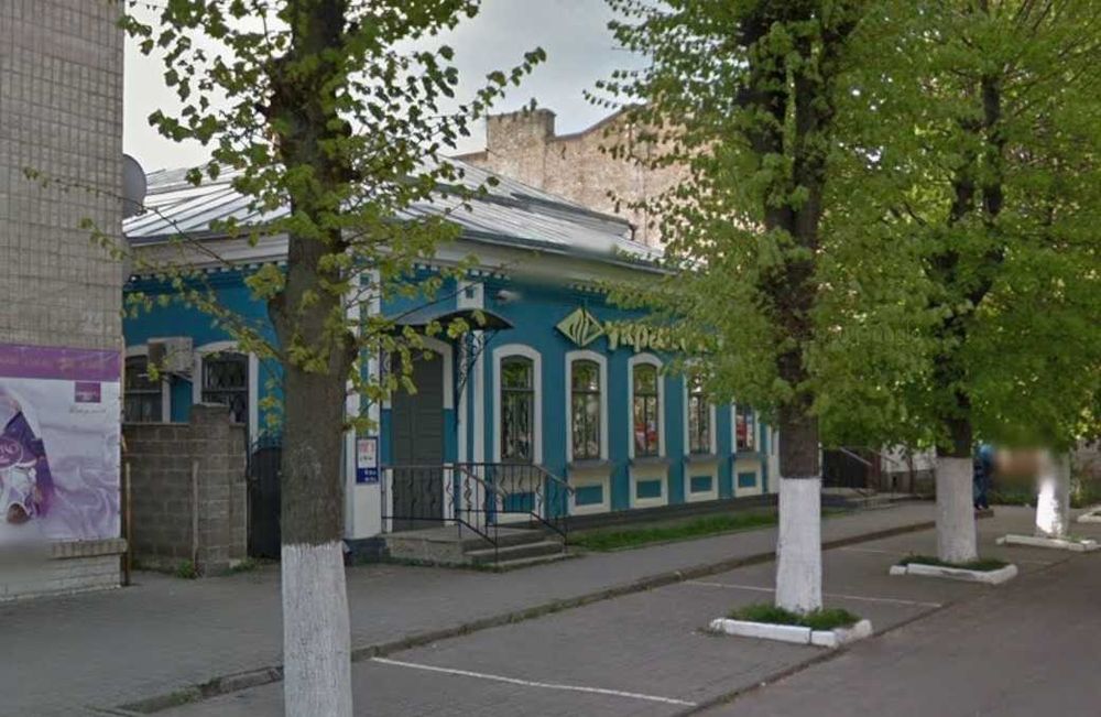Адміністративна та службова будівлі 519 кв. м, вул. П. Могили, 31