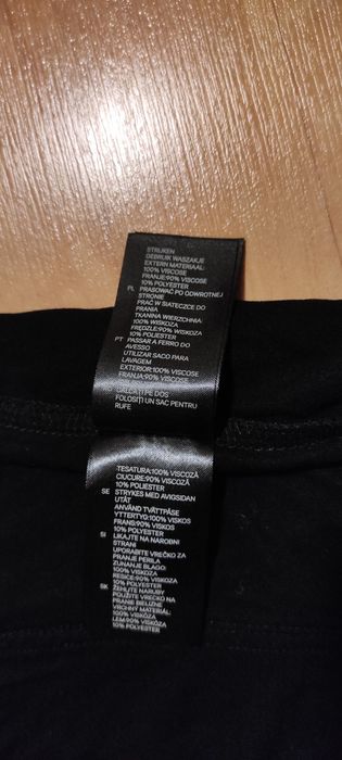 Mała czarna elastyczna i maskująca niedoskonałości