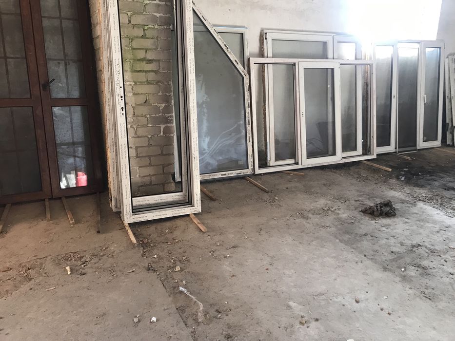 Продам металопластикові вікна та двері б/у.