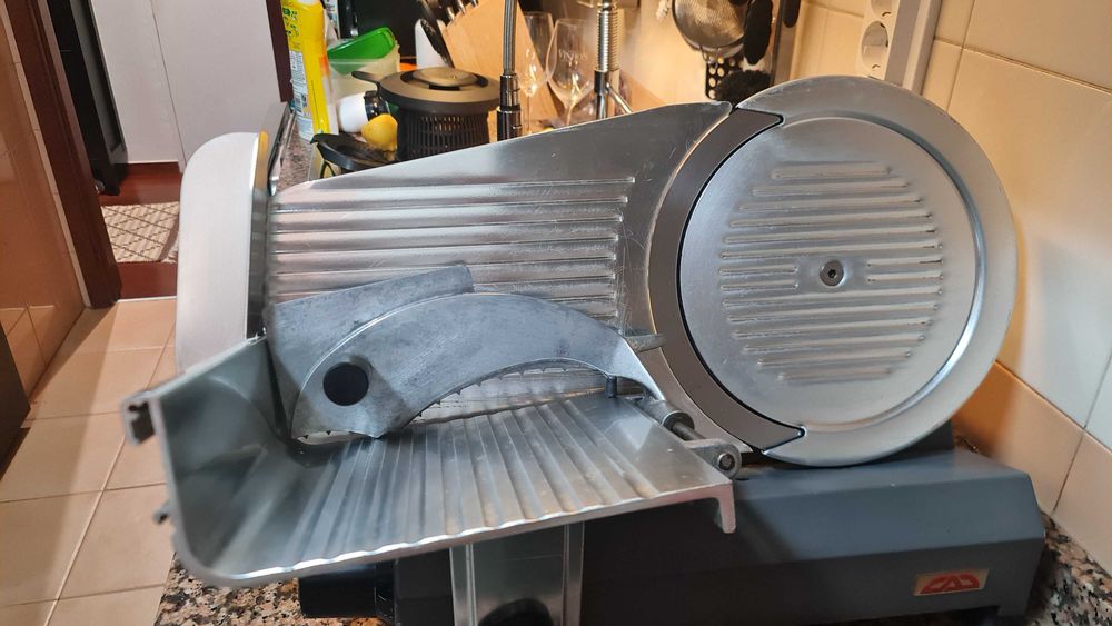 Máquina de cortar queijo e fiambre – 120 €