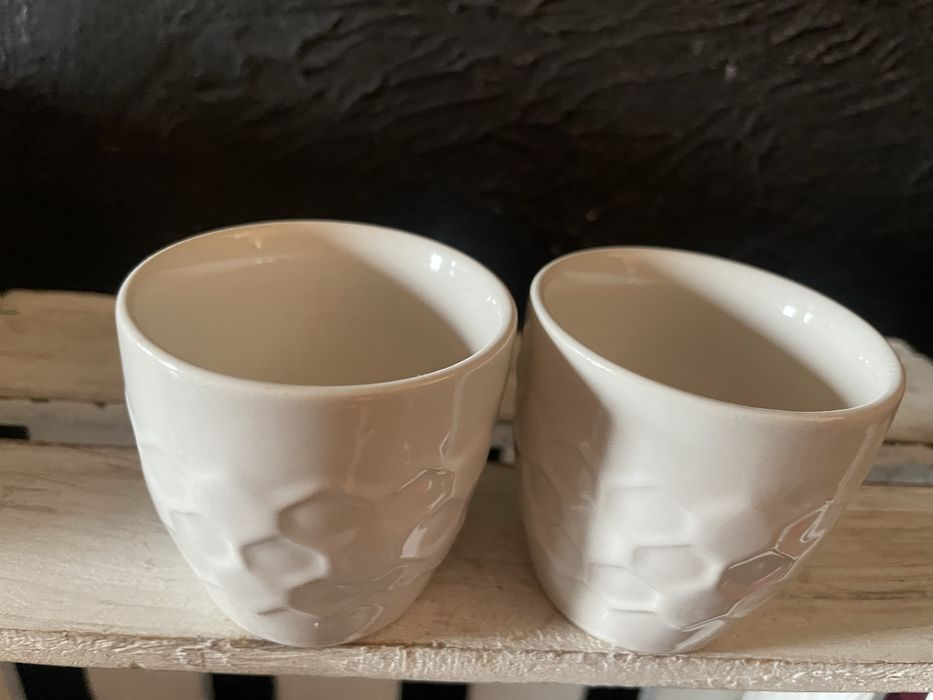 Dwie ceramiczne czarki miseczki osłonki Apis