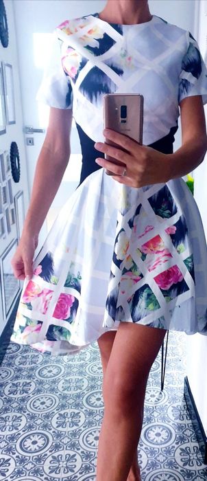 Piekna sukienka True Violet

Roz S,M