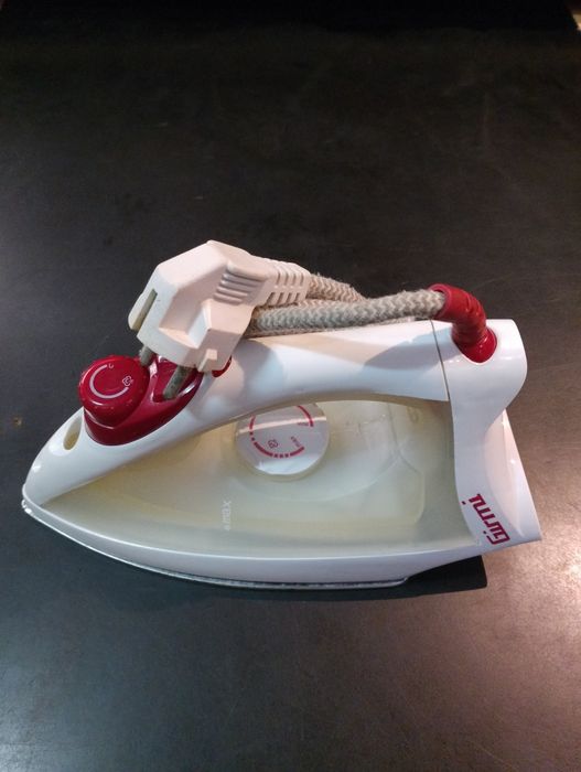 Ferro de engomar a vapor Girmi