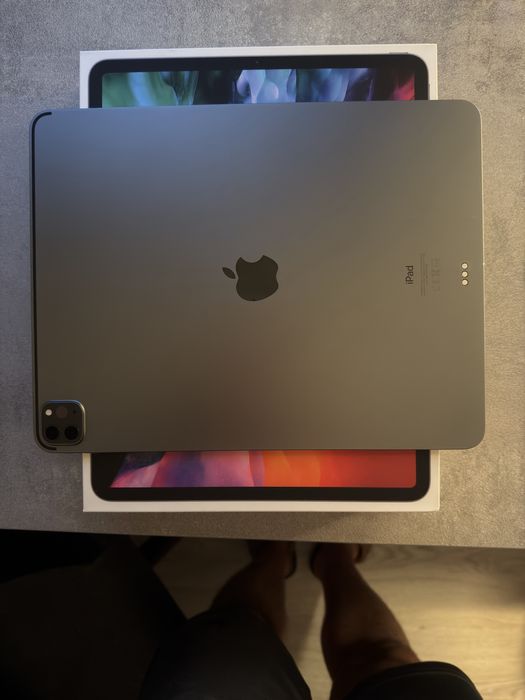 iPad Pro 12.9” 4.ª geração + Magic Keyboard