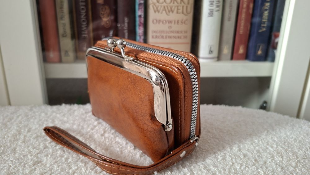 Nowy portfel z delikatnym połyskiem