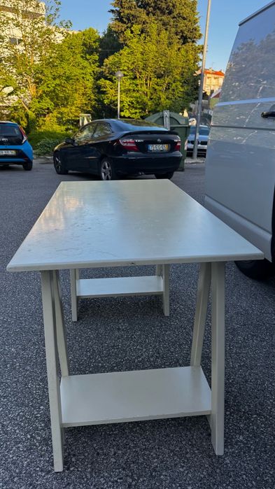 Mesa branca desmontavel multiusos