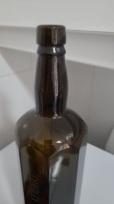 Antiga garrafa de vidro de Vinho Madeira gravada em alto relevo