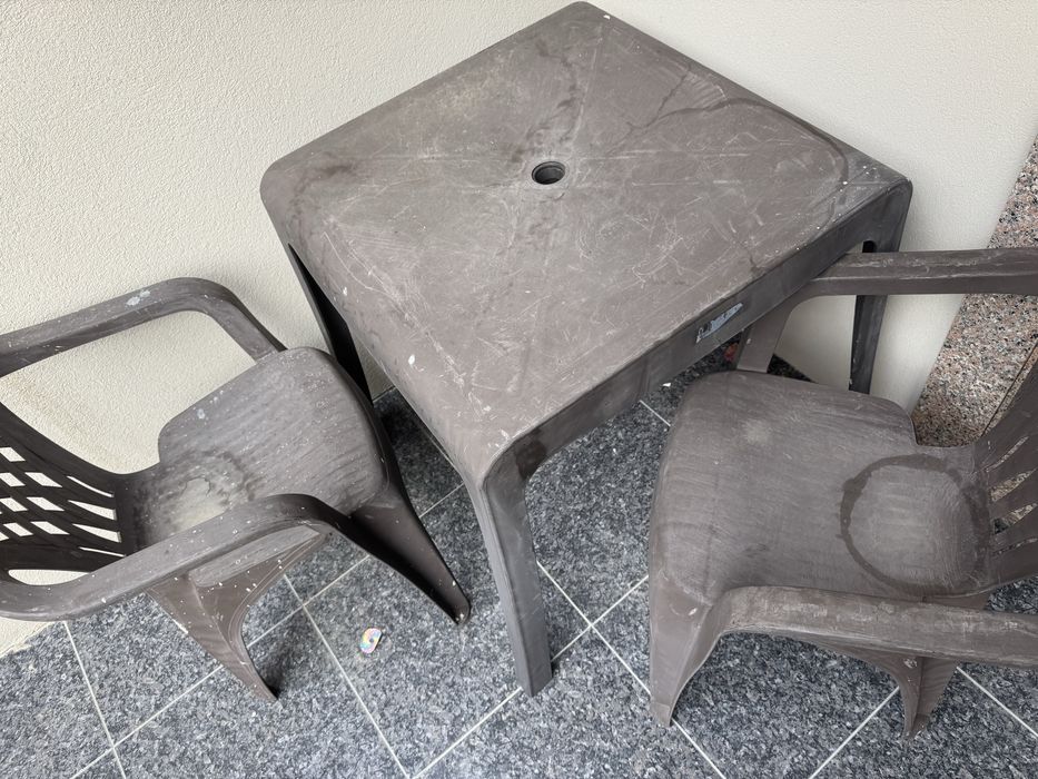 Mesa de exterior e duas cadeiras
