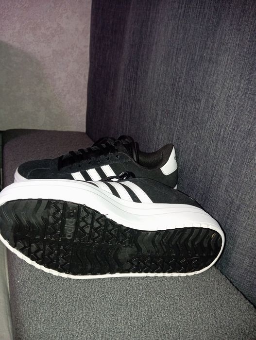Чорні жіночі кросівки Adidas VL Court Bold на високій платформі.