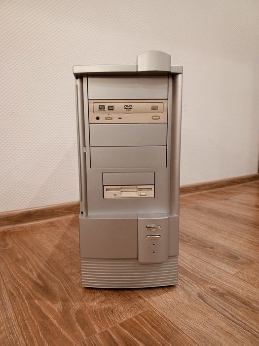 Stara obudowa komputerowa