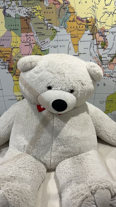Величезний плюшевий ведмідь