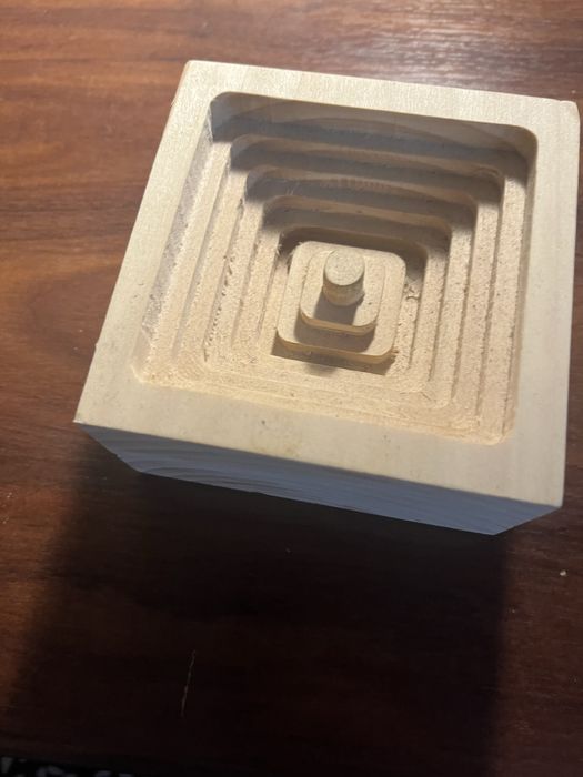 Ręcznie wykonany i zaprojektowany drewniany blok MNP