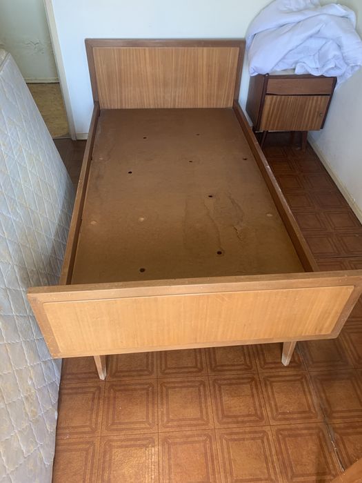 Cama de solteiro com mesa de cabeceira antiga vintage