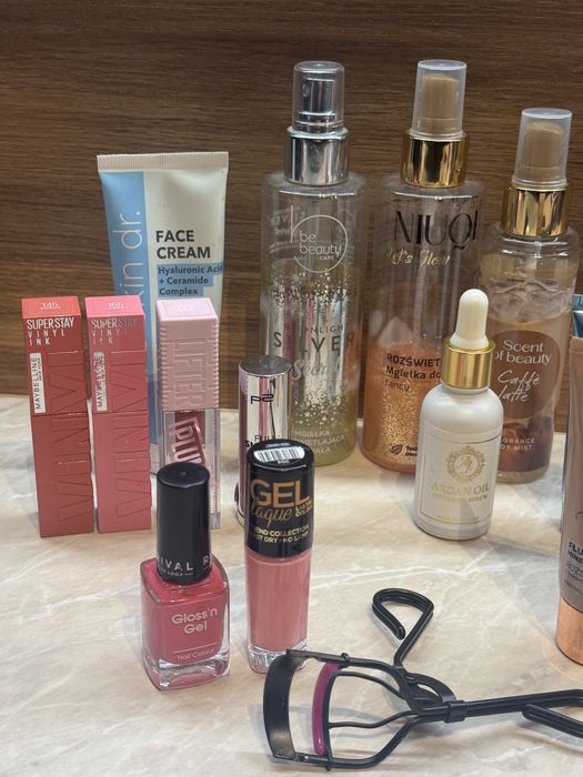Zestaw kosmetykow do pielegnacji / kosmetykow / mgiełek
