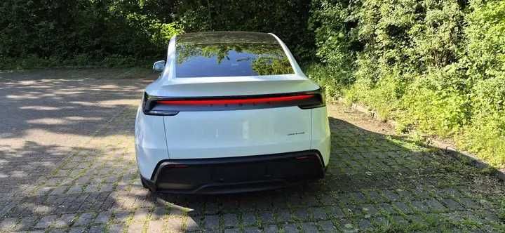 Tesla  model Y 2025