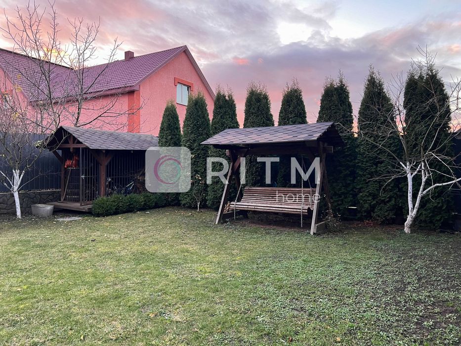 Здається двоповерховий будинок з сучасним дизайнерським ремонтом.