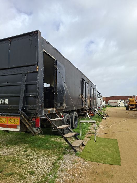 Reboque com devisoes de camata, cozinha e duche.