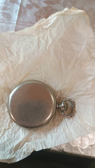 Срібний годинник Doxa.