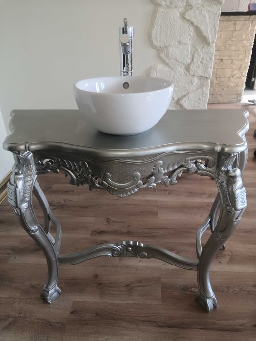 Szafka łazienkowa z umywalką i baterią