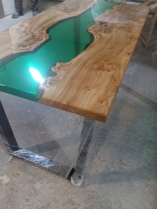 Стіл з епоксидної смоли. Меблі під замовлення.
