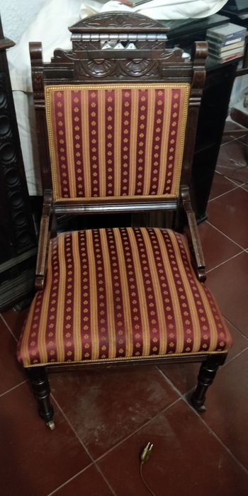 cadeirão de Sala séc XIX com entalhes