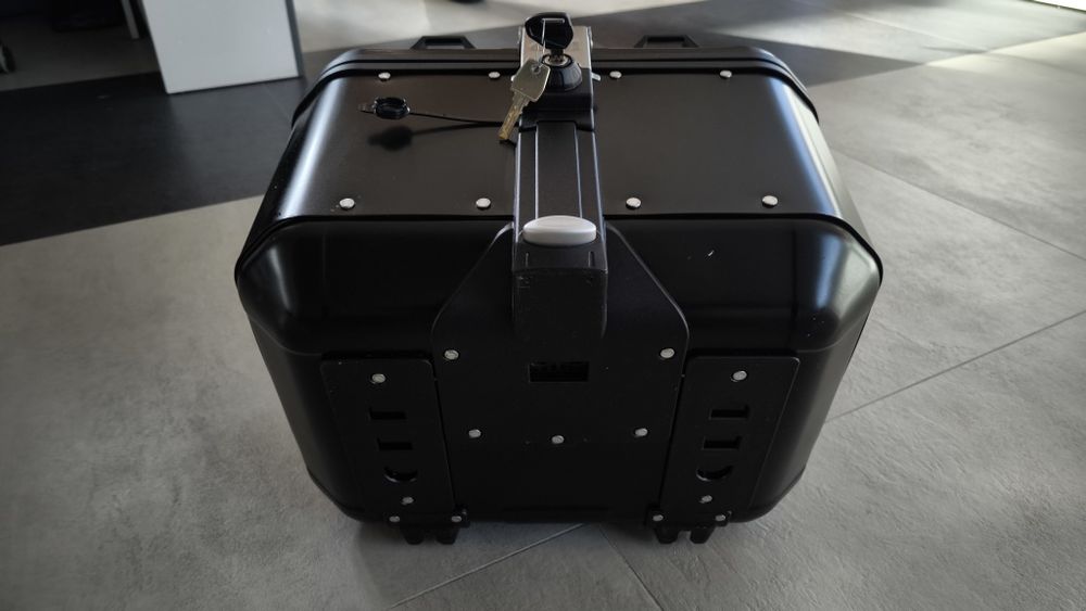 Kufer centralny aluminiowy GIVI TREKKER DOLOMITI 46 litr.