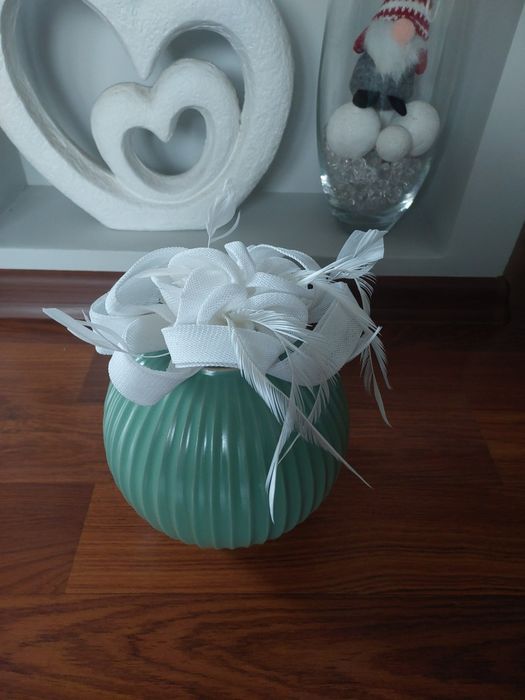 Fascynator ozdoba na głowę na spince Kolor biały Pióra