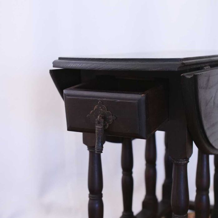 Pequena mesa rústica em madeira exótica