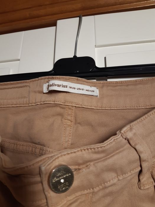 Beżowe spodnie Stradivarius
