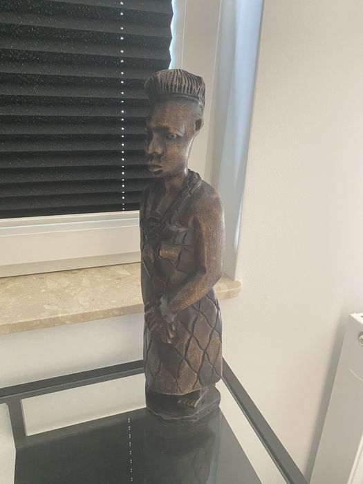 Figurka z ciemnego drewna