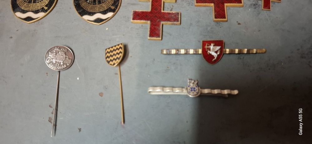 Pins e crachás militares