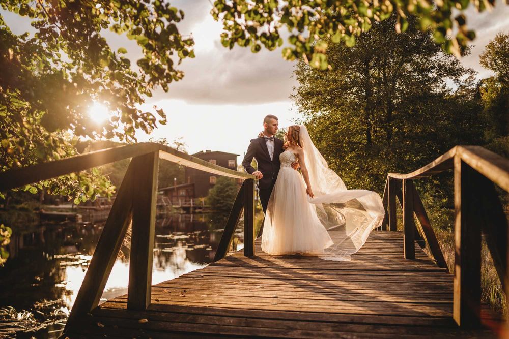 Suknia ślubna z brokatowym podszyciem S/M, kolor śmietankowy