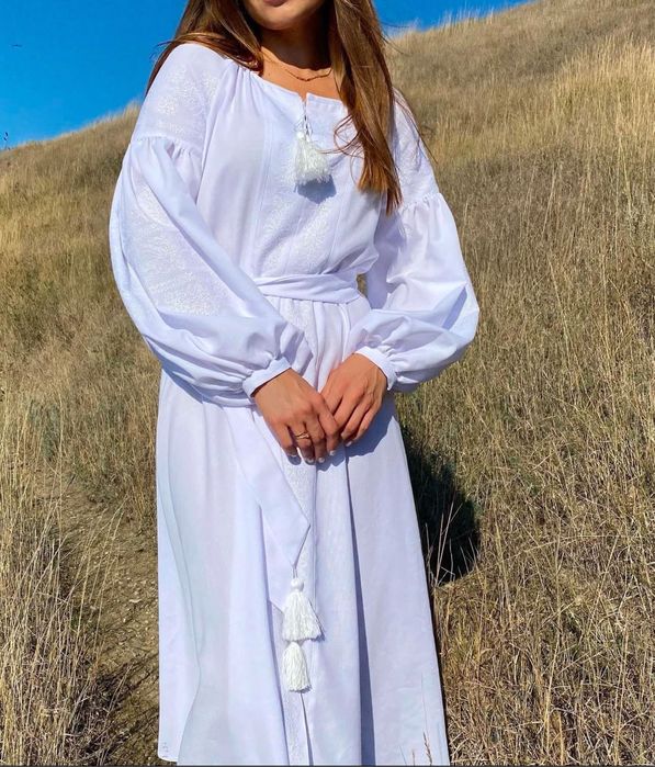 Вишивана біла сукня