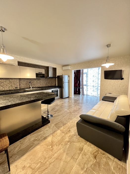 Сдам 2- ком с кухней гостинной и большым балконом .