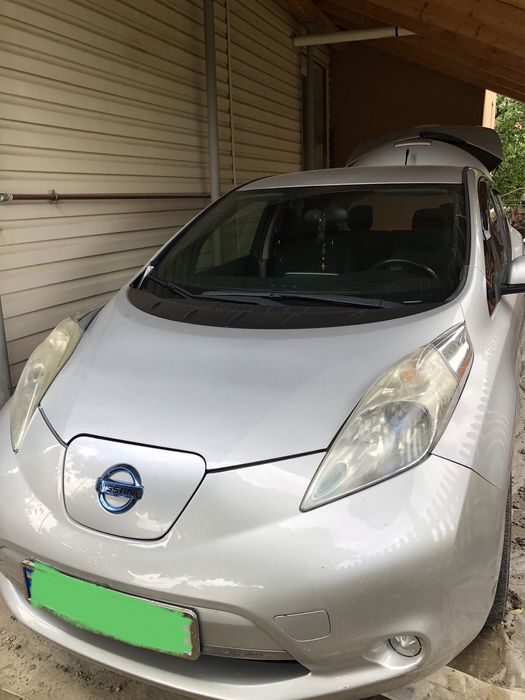 Оренда автомобіля Leaf і TESLA S