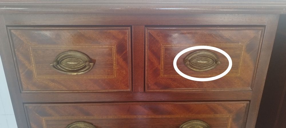 Par de Cômodas Clássicas em Madeira