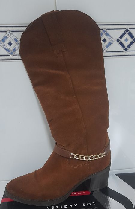 Botas de cano alto em pele Genuína- (camurça) -Tamanho 38